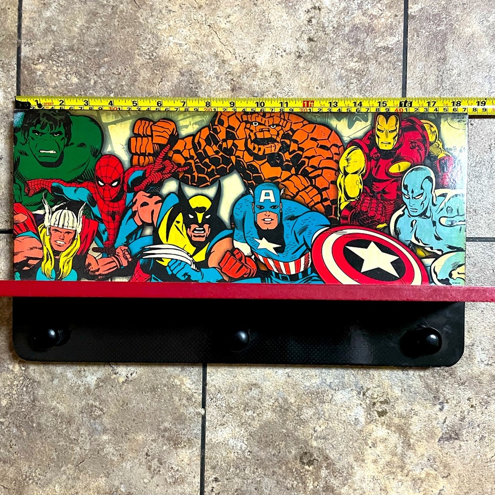 Marvel Superheroes Wooden Wall Shelf with 3 Pegs